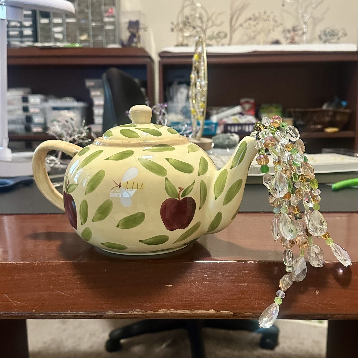 Crystal Pouring Ceramic Teapot – Apples, Leaves & Honey Bees