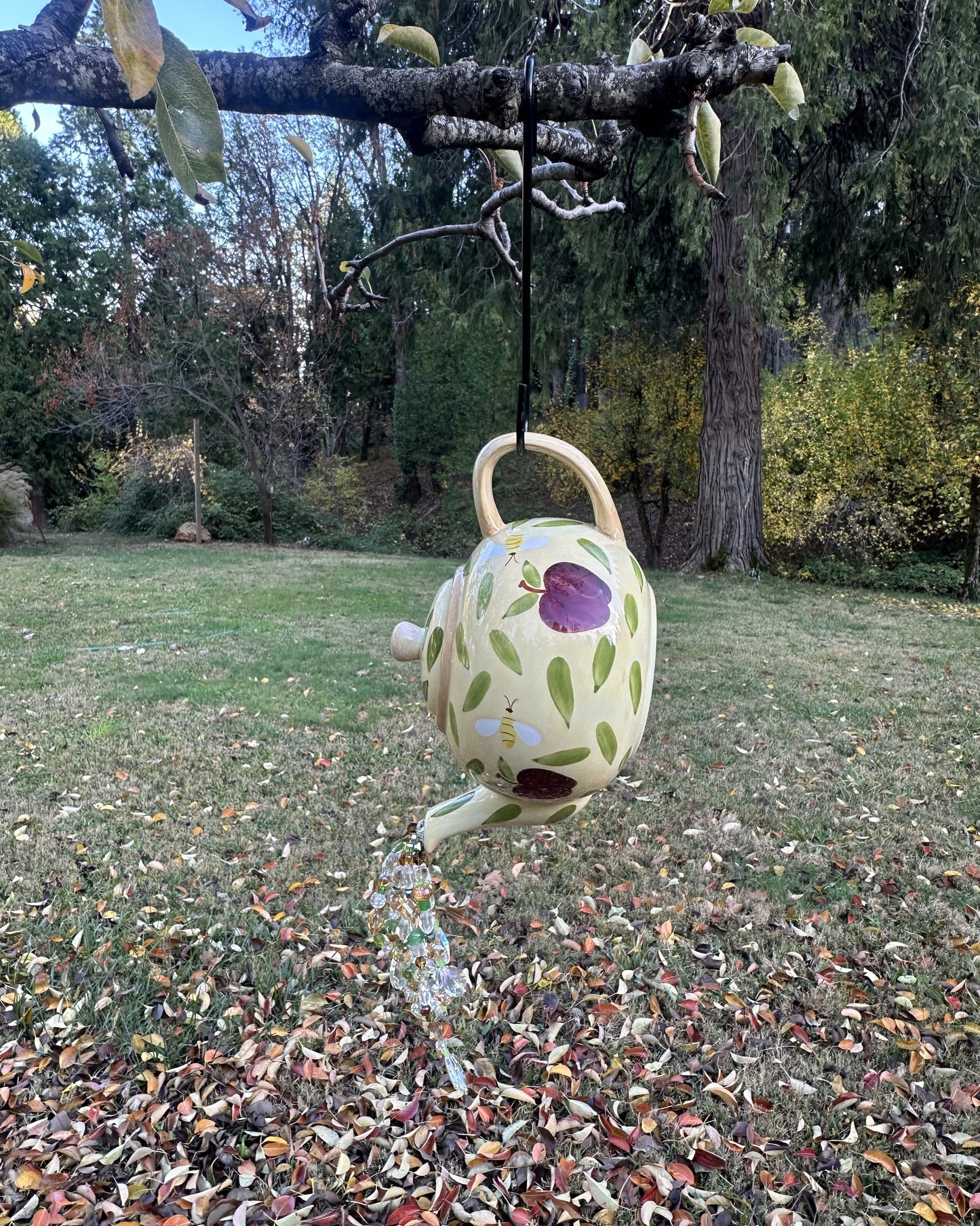 Crystal Pouring Ceramic Teapot – Apples, Leaves & Honey Bees